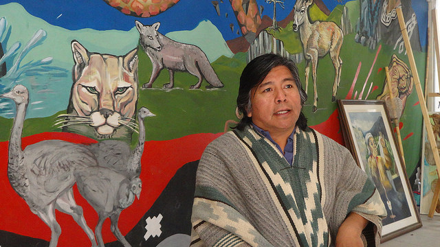 Jorge Nahuel, portavoz de la Confederación Mapuche de Neuquén, en la Patagonia de Argentina, denuncia que los indígenas no fueron consultados sobre la explotación de hidrocarburos en sus tierras ancestrales. Crédito: Fabiana Frayssinet/IPS