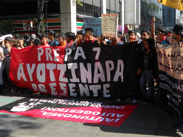 Una de las numerosas y multitudinarias manifestaciones en México, en demanda de que aparecieran los 23 estudiantes desaparecidos en Iguala. En la imagen, jóvenes protestan el 6 de noviembre, ante la sede de la Procuraduría General, en el Paseo de la Reforma, en la capital. Crédito: Emilio Godoy/IPS