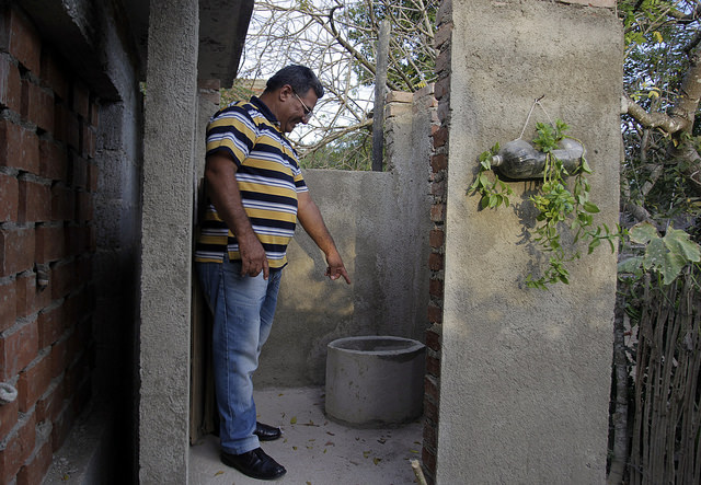 El pastor Demas Rodríguez muestra una letrina seca abonera instalada en el pueblo de Babiney, en la provincia de Granma, en el oriente de Cuba. Crédito: Jorge Luis Baños/IPS