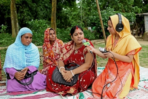 Las radios comunitarias de Bangladesh permiten a las informativistas discutir temas relevantes para las mujeres rurales. Crédito: Naimul Haq/IPS