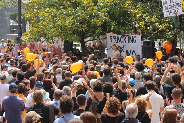 Cientos de manifestantes se concentraron contra la fractura hidráulica en Santander, la capital de la comunidad de Cantabria, en el norte de España. Crédito: Asamblea Contra el Fracking de Cantabria
