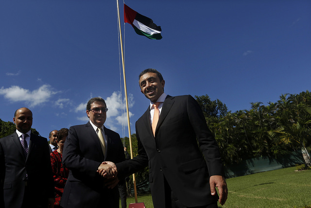 El ministro de Relaciones Exteriores de los Emiratos Árabes Unidos (EAU), jeque Abdulah bin Zayed al Nayhan (derecha), estrecha su mano con el canciller cubano, Bruno Rodríguez, tras izar la bandera de los EAU, durante el acto de apertura de la embajada emiratí en La Habana, el 5 de octubre de 2015. Crédito: Jorge Luis Baños/IPS