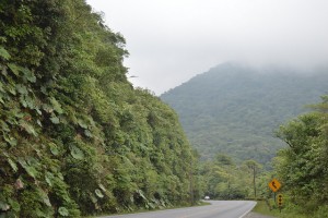En su contribución nacional, Costa Rica estimó que el sector más afectado por la vulnerabilidad climática es la infraestructura vial. Esta carretera, que conecta a San José con la costa del Caribe y que atraviesa la cordillera montañosa central, cierra varias veces al año por desprendimientos y bloqueos. Crédito: Diego Arguedas Ortiz/IPS