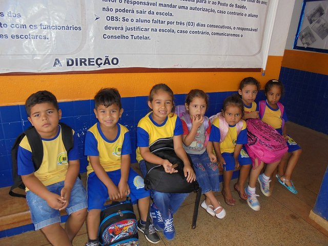 Alumnos de la escuela de Villa Nueva Teotônio, que se ha quedado con la mitad de escolares, esperan al bus que los llevará a sus casas en las cercanías o al barco que cruza el embalse de la central hidroeléctrica de Santo Antônio, porque viven al otro lado del río Madeira, en el municipio de Porto Velho, en el noroeste de la Amazonia brasileña. Crédito: Mario Osava/IPS