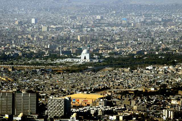 Asentamientos precarios en la ciudad portuaria de Karachi, en el sur de Pakistán, interfieren con la planificación urbana. Crédito: Muhammad Arshad/IPS.