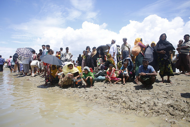 Rohinyás esperan en la orilla de un río tras llegar a Bangladesh. Crédito: IPS