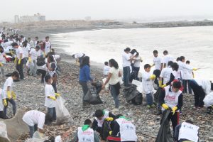 Voluntarios del peruano Instituto para la Protección del Medio Ambiente Vida limpian la basura devuelta por el mar en la costa cercana a Lima. La mitad de las 6.000 toneladas de basura acuática recogida por esta organización desde 1998, con apoyo de 200.000 voluntarios, son plásticos desechables. Crédito: Cortesía de Vida