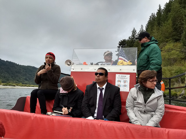 La abogada yurok Amy Cordalis (primera de la izquierda) explica los impactos del cambio climático en el río la Klamath, como la caída de la presencia de salmones, una especie fundamental en las tradiciones y economía de este pueblo nativo del estado de California, en el oeste de Estados Unidos. Crédito: Emilio Godoy/IPS