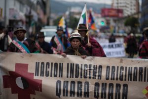 Tras recorrer casi 700 kilómetros durante 41 días, integrantes de la nación Qhara Qhara entran el 18 de marzo en La Paz, el centro político de Bolivia, para demandar cambios legales que garanticen sus derechos territoriales y originarios, en beneficio de los 36 pueblos originarios del país. Crédito: Gastón Brito/IPS