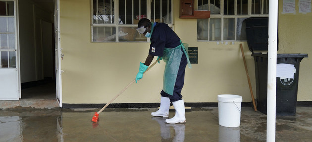 Un empleado de un centro de salud en Uganda limpia el suelo con agua y cloro para prevenir infecciones. En el mundo, uno de cada cuatro centros dedicados a servicios de salud carece de servicio de agua, en plena pandemia de covid. Foto: Michele Sibiloni/Unicef