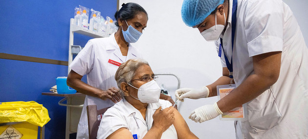 Médicos y otros trabajadores de la salud son los primeros en recibir la vacuna en India. La OMS clama por una distribución equitativa de las inmunizaciones para que esté disponible en todos los países del Sur. Foto: Vinay Panjwani/Unicef