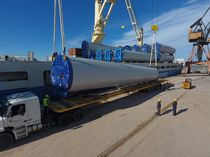 Aerogeneradores Son Descargados En El Puerto De Bah A Blanca Argentina