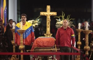 Nicolás Maduro (izquierda) y Diosdado Cabello, presidente de la Asamblea Nacional legislativa, flanquean el ataúd de Chávez Crédito: Presidencia de Venezuela