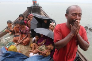 Guardias fronterizos de Bangladesh niegan el ingreso a refugiados rohinyás de Birmania en noviembre de 2012. Crédito: Anurup Titu/IPS