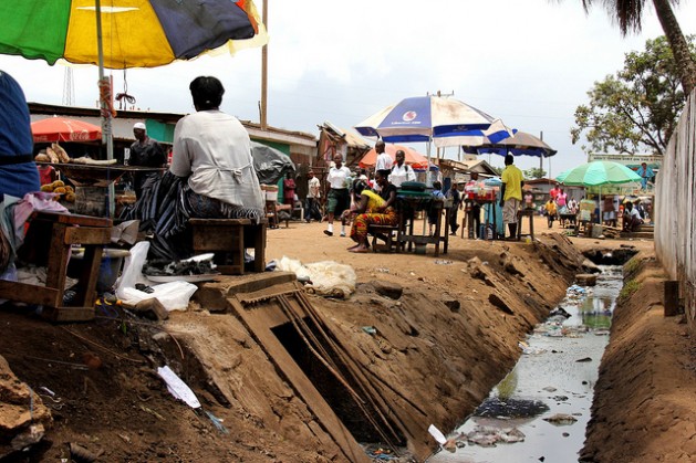 Residentes de Clara Town, un barrio de bajos ingresos en Monrovia, Liberia, sufre graves problemas de saneamiento en la temporada de lluvias. Crédito: Travis Lupick/IPS