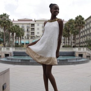 Una modelo luce una prenda de YeFikir. El reconocimiento internacional de los diseños africanos, y en particular etíopes, es en parte resultado de la demanda cada vez mayor de vestimenta producida de modo ético. Crédito: Kyle La Mere/IPS