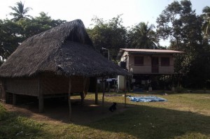 Una rara combinación de choza tradicional y construcción de material en la isla de Nicobarese. Una familia mantuvo su vivienda junto a un "refugio permanente" de concreto otorgado por el gobierno como ayuda tras el tsunami de 2004. Crédito: Malini Shankar/IPS.