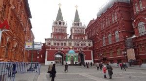 Moscovitas a la entrada de la Plaza Roja. Expertos sostienen que los rusos comunes sentirán el impacto de cualquier sanción fuerte impuesta por Occidente. Crédito: Pavol Stracansky/IPS.