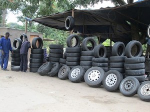 Comercio informal de venta de neumáticos usados en Hatfield, Harare. Zimbabwe tiene 2.8 million micro, pequeños y medianos, 85 por ciento de los cuales no están registrados. Créditos: Tatenda Dewa/IPS.