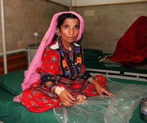 Naz Bibi espera la intervención que la curará de la fístula obstétrica en el Hospital para Mujeres Koohi Goth, en Pakistán. Crédito: Zofeen Ebrahim/IPS.