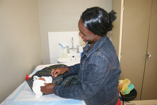Una madre swazi con su bebé. En julio de 2014, Swazilandia comienza a aplicar la opción B+, el último tratamiento contra el VIH recomendado por la Organización Mundial de la Salud para mujeres embarazadas. Crédito: Mantoe Phakathi/IPS