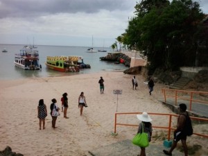 Turistas se preparan abordar barcos que los llevarán de la bahía de Store en la isla de Tobago al famosos arrecife de Buccoo. Crédito: Jewel Fraser/IPS