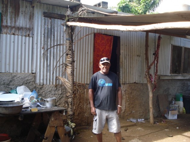 El jefe Maki Massing parado frente a su modesta vivienda construida con cemento y chapas de hierro corrugado en el asentamiento informal de Freswota, en las afuera de Port Vila, Vanuatu. Crédito: Catherine Wilson/IPS