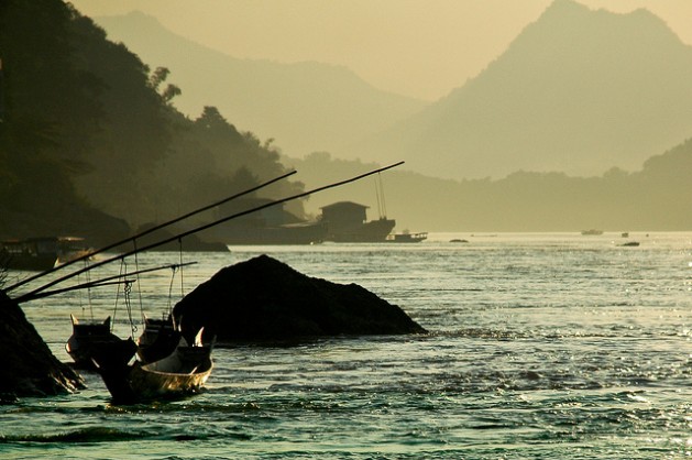 Embarcaciones de pescadores en el río Mekong, en el norte de Laos. El río ya tiene 30 represas y se prevé la construcción de 134 obras hidroeléctricas más. Crédito: Irwin Loy/IPS