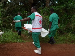 Trabajadores de la salud trasladan a una víctima del ébola el 13 de mayo. Crédito: ©EC/ECHO/Jean-Louis Mosser
