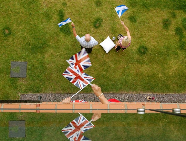 La bandera azul y blanca de Escocia, la Saltire, junto a la de Gran Bretaña, la Union Jack, durante los Juegos de la Mancomunidad de Naciones en 2014. Crédito: Vicky Brock/cc by 2.0
