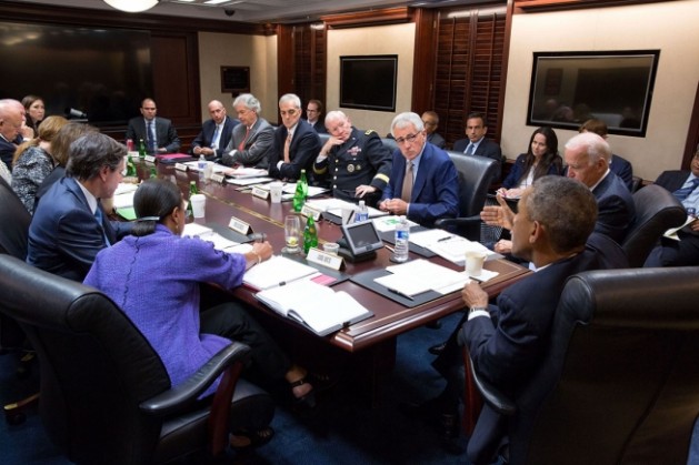 El presidente Barack Obama y el vicepresidente Joe Biden reunidos con miembros del Consejo de Seguridad Nacional en la Sala de Situación de la Casa Blanca, el 10 de septiembre. Crédito: Foto oficial de la Casa Blanca de Pete Souza.