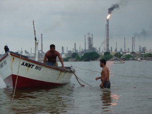Refinería de petróleo en Carirubana, Venezuela. Crédito: Yanethe Gamboa/IPS