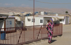 Una madre se acerca a una clínica de salud en el campamento de refugiados de Domiz, en el Kurdistán iraquí, a mediados de septiembre. Crédito: Shelly Kittleson/IPS