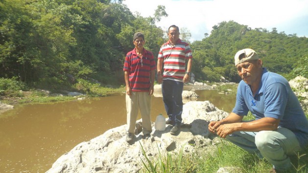 Héctor Berríos (centro) y dos habitantes del pueblo salvadoreño de Llano de la Hacienda que luchan contra el proyecto minero de OceanaGold.