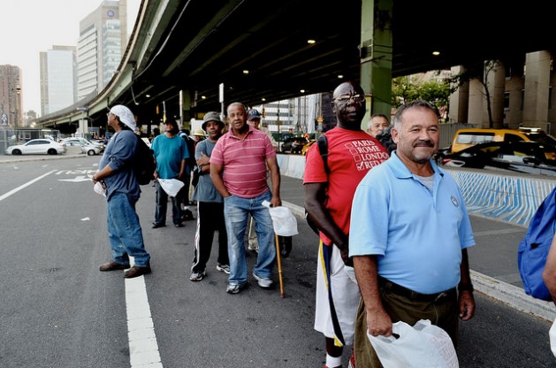 Hombres en fila para recibir alimentos distribuidos por voluntarios de la Coalición para los Sin Techo, en la ciudad de Nueva York. Crédito: Zafirah Mohamed Zayn/IPS