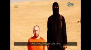 El periodista Steven Sotloff, momentos antes de ser asesinado, según la captura del video difundido por el Estado Islámico. Crédito: IPS