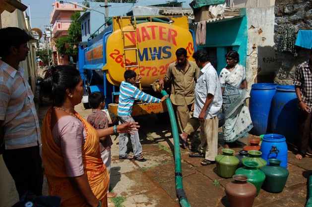 La infraestructura sanitaria en los vecindarios marginales de India desmiente la versión oficial de que el país está bien encaminado hacia el acceso universal al agua potable, limpia y segura. Crédito: Malini Shankar/IPS