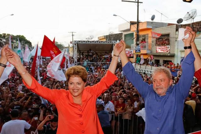 La presidenta y candidata a la reelección de Brasil, Dilma Rousseff, en un acto de la recta final de la campaña, junto con su antecesor, Luiz Inácio Lula da Silva. Ichiro Guerra/ Dilma 13