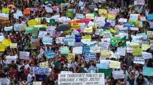 Las reformas políticas prometidas durante la campaña por la reelegida presidenta de Brasil, Dima Rousseff, como respuesta a las masivas protestas de junio y julio de 2013, comienzan a entrabarse en la semana siguiente a ser apoyadas en las urnas. Crédito: Cortesía de Ibase