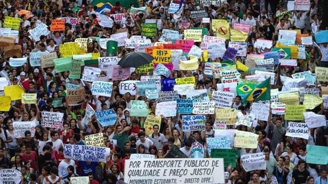 Las reformas políticas prometidas durante la campaña por la reelegida presidenta de Brasil, Dima Rousseff, como respuesta a las masivas protestas de junio y julio de 2013, comienzan a entrabarse en la semana siguiente a ser apoyadas en las urnas. Crédito: Cortesía de Ibase