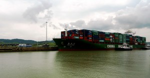 La ampliación del Canal de Panamá va a permitir que transiten la vía interoceánica barcos con capacidad de transportar hasta 14.000 contenedores de carga, en lugar del tope actual de 5.000. Crédito: Fabíola Ortiz/IPS