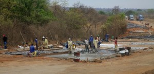 Construcción cerca de las cataratas Victoria, en la frontera entre Zimbabwe y Zambia. Crédito: David Brossard/cc by 2.0