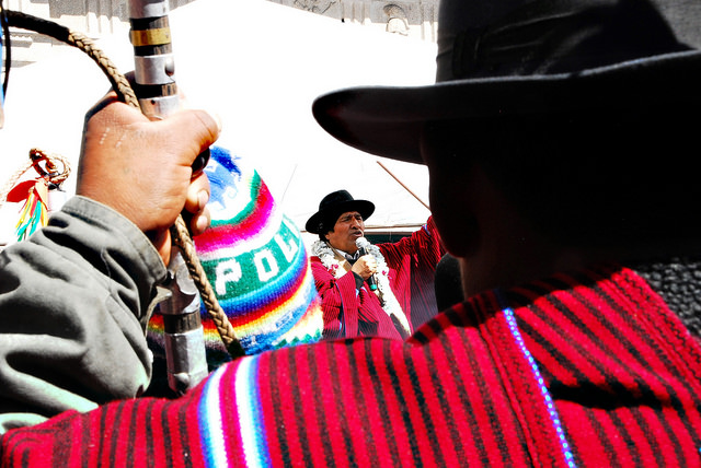 El presidente indígena de Bolivia, Evo Morales, pronuncia un discurso en La Paz durante una ceremonia de reconocimiento de autoridad a líderes indígenas, uno de los cuales enarbola un bastón de mando junto a un garrote, símbolos de gobierno en las comunidades aymaras del occidente del país. Crédito: Franz Chávez /IPS