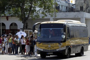 Pasajeros abordan un microbús de una cooperativa de transporte urbano que cubre varias rutas entre varios municipios de La Habana. Crédito: Jorge Luis Baños/IPS