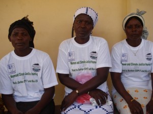 De izquierda a derecha, Mercy Hlordz, Akos Matsiador y Mary Azametsi son víctimas del cambio climático. Crédito: Jamila Akweley Okertchiri/IPS