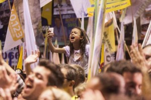 Una niña participa entusiasmada en un acto de la campaña electoral por la Presidencia de Brasil. Quizás cuando ella tenga edad de votar, los temas que importan a las mujeres sean parte de los debates y las propuestas, con independencia del género de los aspirantes. Crédito: Vagner Campos/ MSilva Online