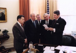 El presidente Ronald Reagan con sus asesores Caspar Weinberger, George Shultz, Ed Meese y Don Regan analizando sus declaraciones sobre el caso Irán-Contras, en el despacho oval de la Casa Blanca de Estados Unidos, en 1986. Crédito: Ronald Reagan Library, registro oficial del gobierno