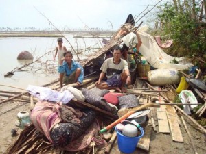 Sobrevivientes de un ciclón en Birmania se resguardan en las ruinas de su destruida vivienda. Crédito: Acnur/ Taw Naw Htoo