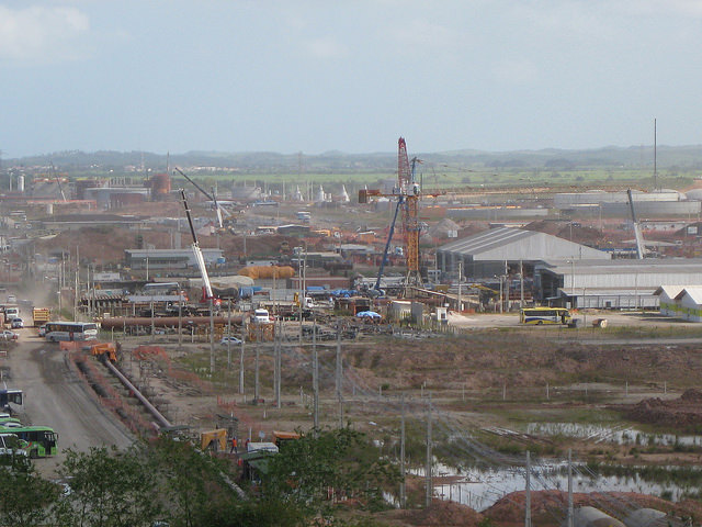Obras del Complejo industrial de Puerto de Suape, en el estado de Pernambuco, en el nordeste de Brasil. Allí operarán unas 200 empresas de variados sectores. Crédito: Mario Osava/IPS