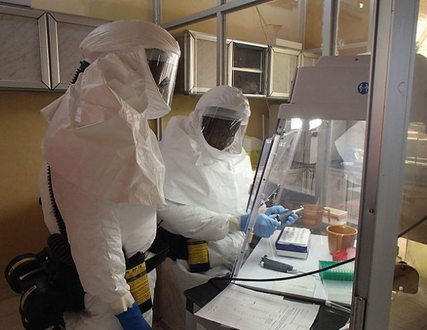 Técnicos preparan un ensayo para el ébola en un laboratorio de contención. Las muestras se manejan en cabinas de seguridad biológica de presión negativa para proporcionar una capa adicional de protección. Crédito: Dr. Randal J. Schoepp/cc by 2.0